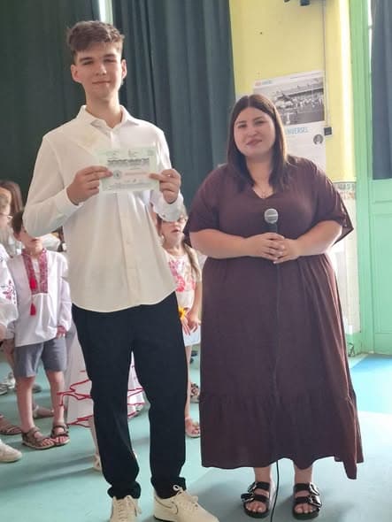Урочисте вручення свідоцтв випускникам