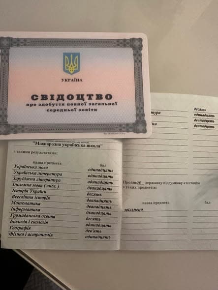 Урочисте вручення свідоцтв випускникам